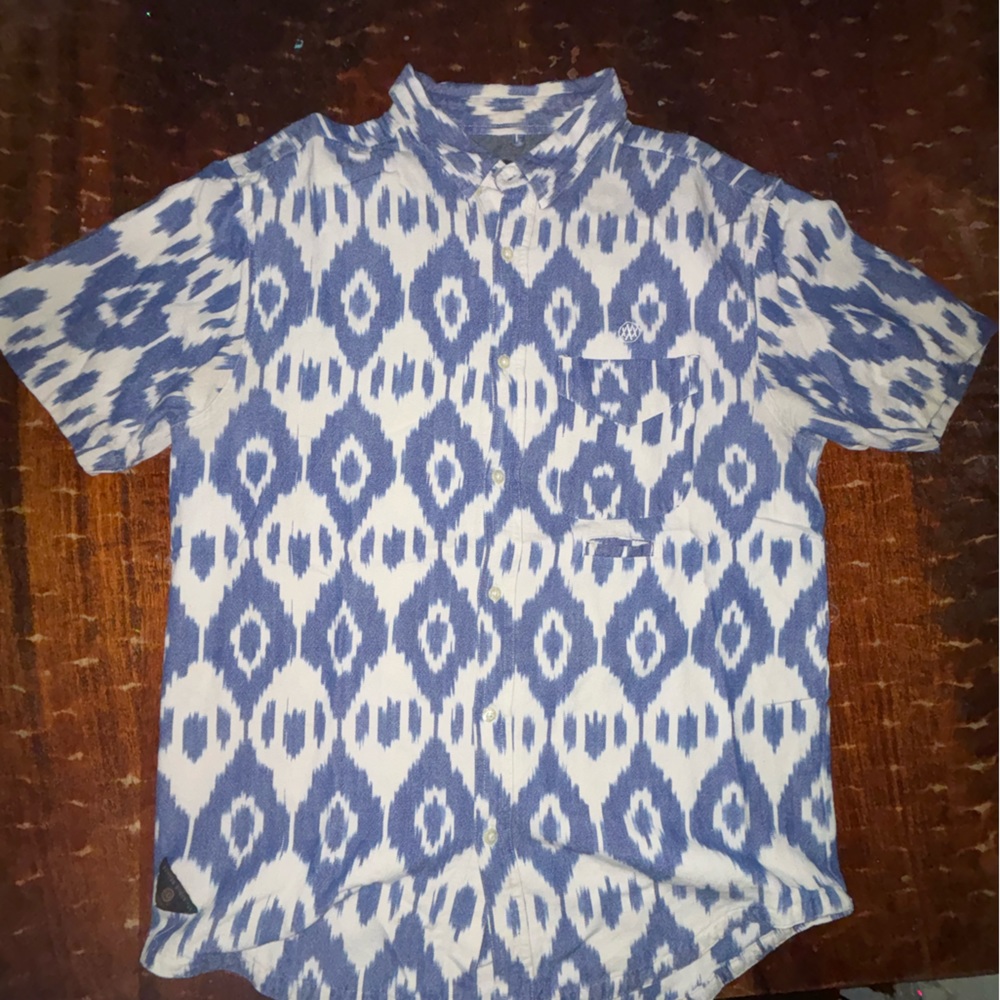 10 Deep short-sleeve button up shirt 
Size Medium
100% cotton